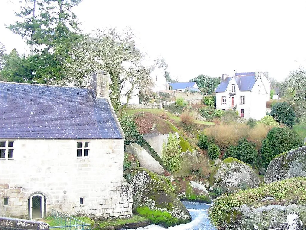 Holiday home Gite De Kerlouerien Botsorhel Villa